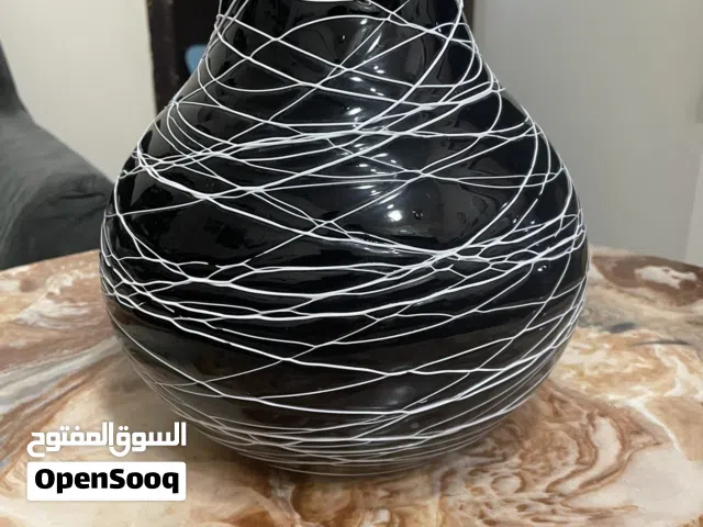 مزهريه سوداء و بيضاء
