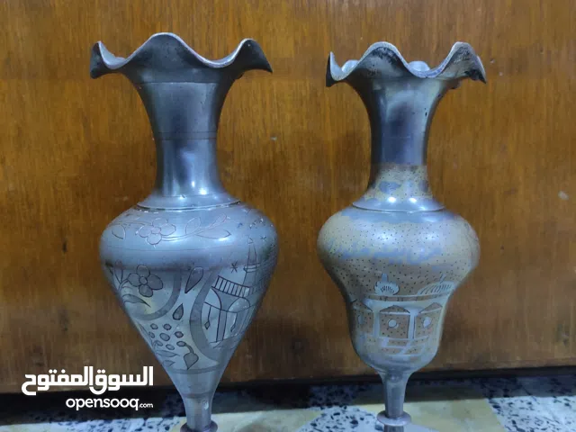 زوج مزهريات معدنية قديمة