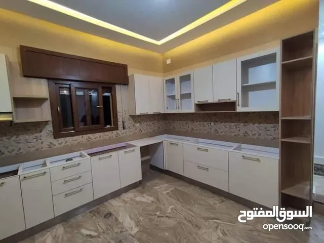مختص فني تركيب وفك وصيانة جميع انواع المطابخ والديكورات 5543333