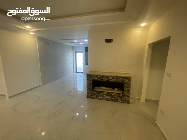شقة جديده للبيع بسعر 54  الف طابق ثاني دوار الثقافة خلف اربد مول الجديد شارع البتراء