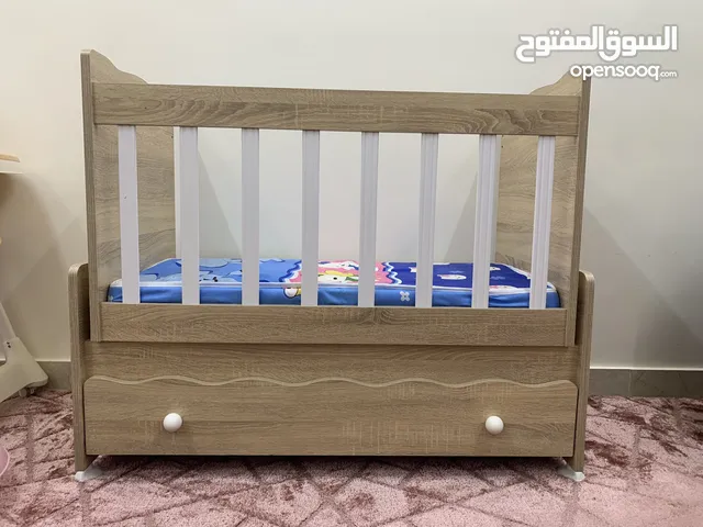 تخت بيبي هزاز مع وحدة تخزين اسفل التخت مع فرشة خشب تركي شبه جديد استخدام قليل جدا الخشب ولا خدش