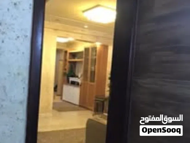 شقة أرضية للايجار- المطلوب عائلة عربية" غير ليبية " صغيرة العدد.
