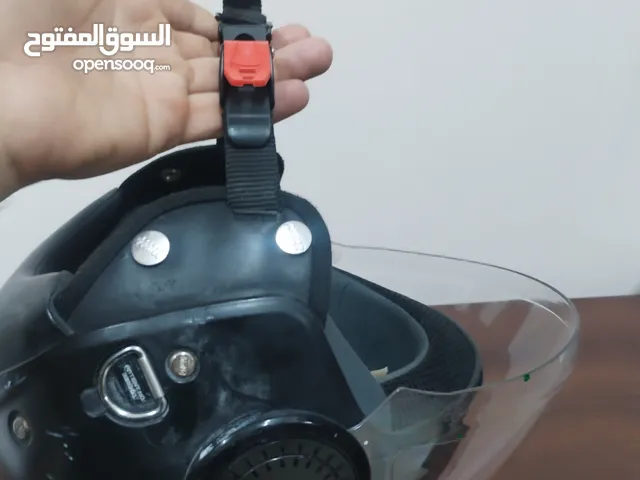 خوذة دراجة نارية مستعملة بحالة جيدة