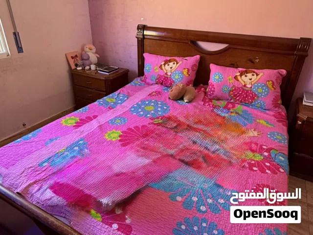 غرفة نومة كاملة  تخت كبير و كومدينتين و مرايا مع بيرو و خزانة وشماعة للملابس وكرسي مرايا