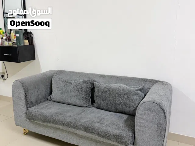 كنب يكفي لثلاث اشخاص نظيف
