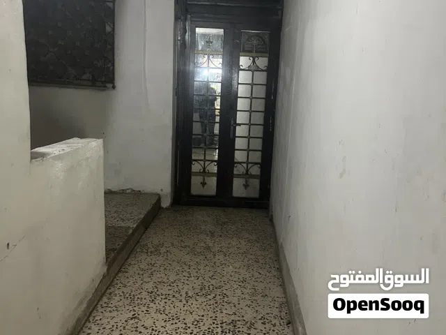 شقة للإيجار قريبة من جميع الخدمات 24 ساعة ارضية تصلح مستودع او مشغل أو سكن عمال ويفضل مستودع