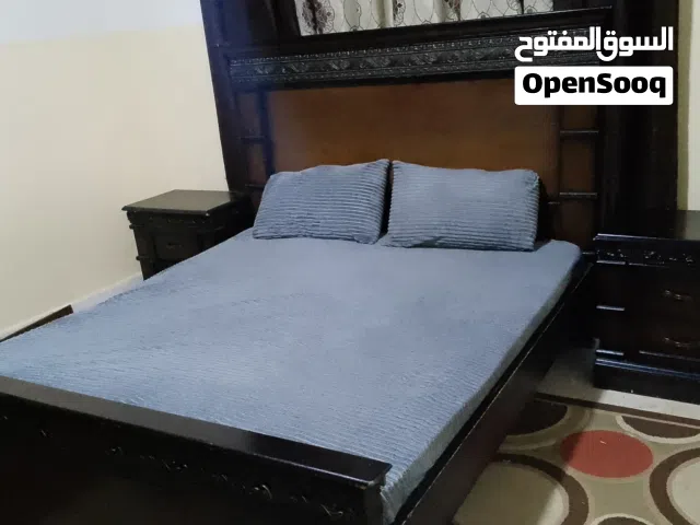 تخت مجوز مع فرشة و2كمودينة للبيع بسعر