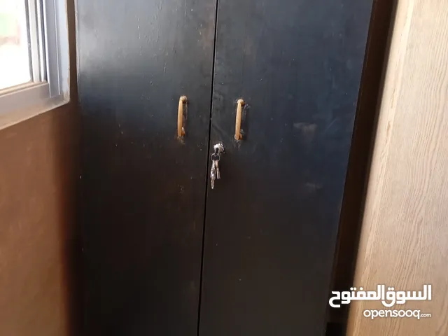 خزانة رظفتين بحالة ممتازة للبيع دون بدل