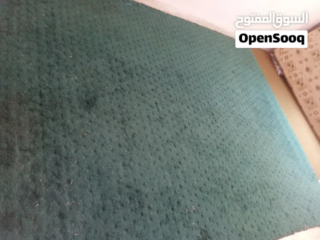 موكيته لون اخضر طولها ثلاثه متر وعرضها مترين للبيع