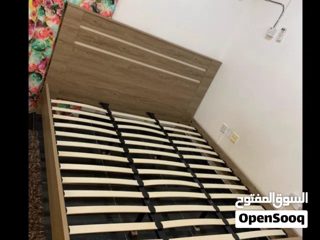 سرير مقاس 200×180 من صفات هوم بحاله ممتازة جدا مثل الجديد بدون مرتبه