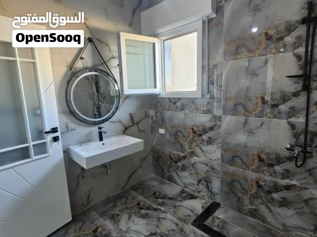 شقه الإيجار بدور الأول تشطيب ممتاز.