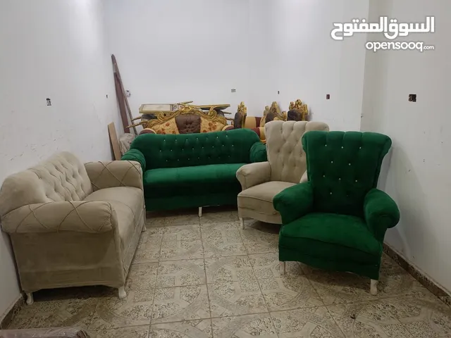 انتريه مودرن بحاله الزيرو كنبتين وكرسين خشب زان