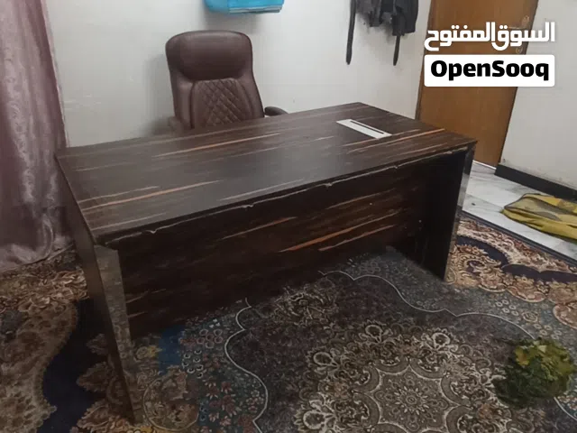 ميز مكتبي وكرسي