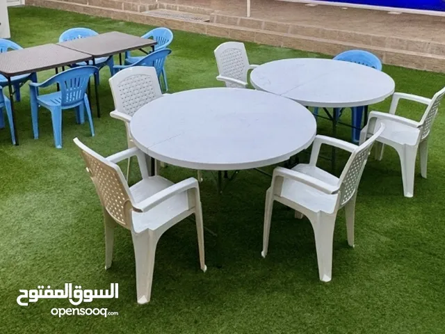 طاولات وكراسي للبيع بحالة ممتازة