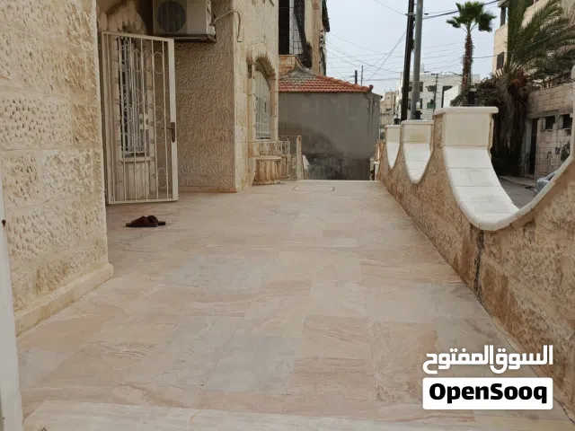 بيت طابقين ارضي معلق وتسوية شقتين مؤجرتين مساحة كل طابق 200 متر في ماركا الجنوبية نادي السباق