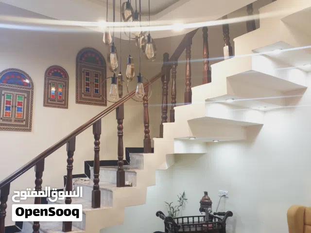 بناء حديث 2024 قرب الشارع التجاري. بناء حديث 2024 قرب الشارع التجاري.