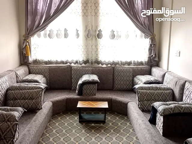 مجلس نضيف طول المجلس 8متر تقريباعشر سم عرضه 9 : 6 متاكي : 8مخدات ارتفاع 10 ب200 الف مشتري جاااااد