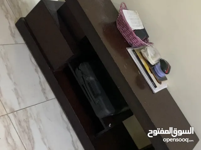 طاولة تلفزيون او طاولة مكتب قابل للتفاوض
