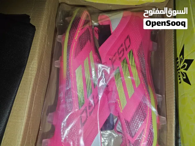 حذاء كرة القدم اديداس جديد جيد جدا