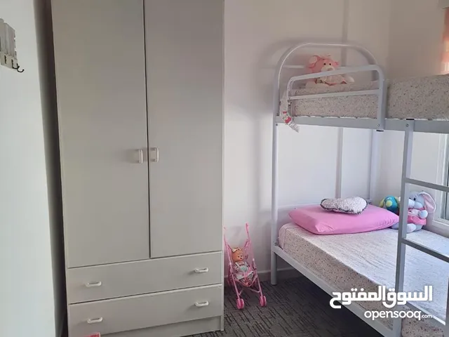 خزانتين مستعمل بحالة ممتازة استعمال خفيف لون ابيض خشب زان