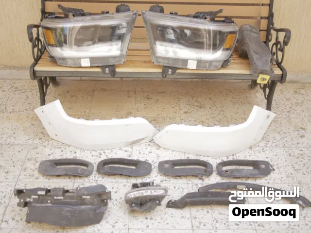 فنارات دودج رام 1500 موديل 2021 مع فلطوري وخدود تحت الفنار تباع بالقطعة او مع بعض