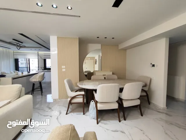شقة مفروشة جديدة لم تُسكن بعد – سوبر دلوكس الطيرة – خلف مدارس المستقبل