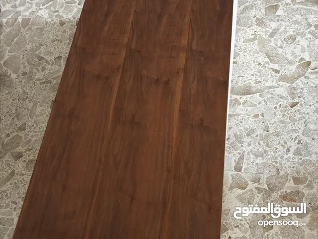 طاولة خشب مميز