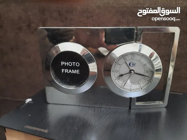 ساعة مع منبة بفريم صورة للبيع
