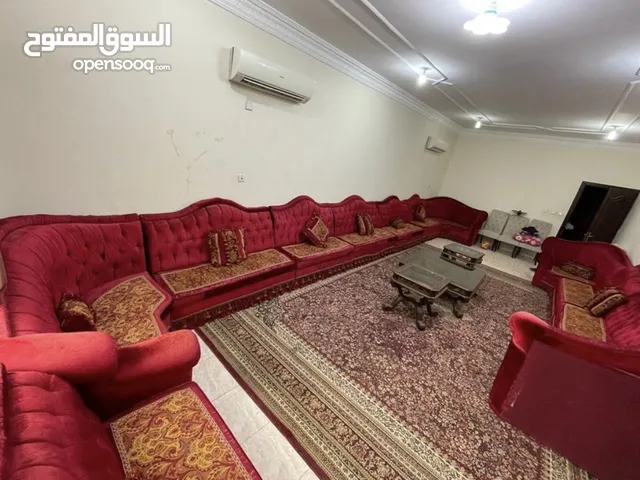 مجلس مع طاولات وسجادة