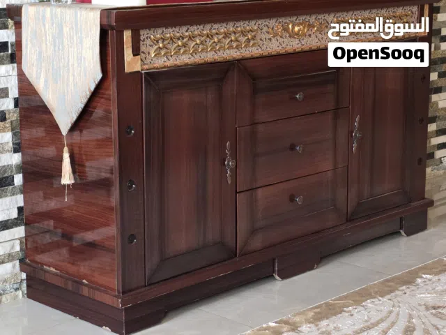 طاولة خشبيه
