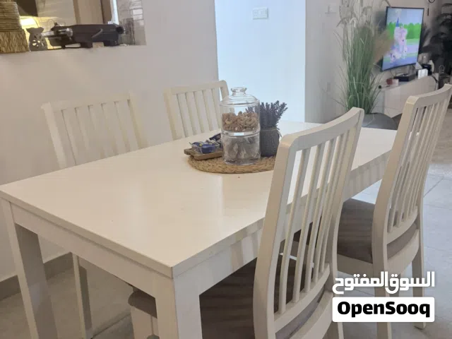 ميز واربع كراسي ماركة ايكيا مده الاستخدام سنة واحده