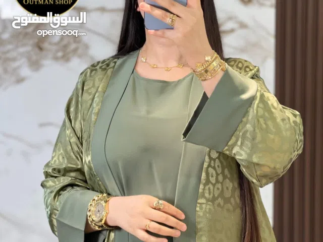 عباءة نسائية مكونة من قطعتين