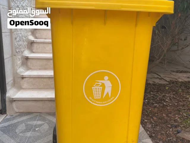 سلة بلاستيك كبيرة مع غطاء وعجلات – شبه جديدة