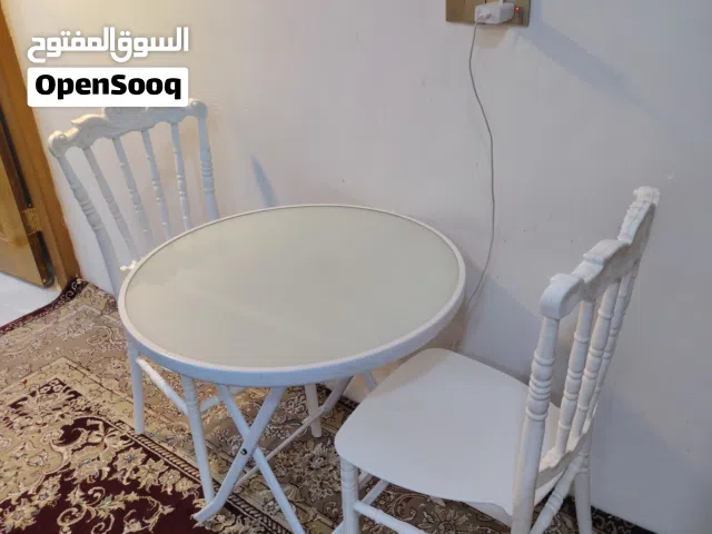 ميز زجاجي وكراسي