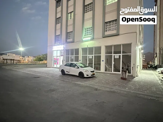 للايجار محال تجارية بمرتفعات العامرات الاولي وباسعار مميزة يصلح لصيدلية او هايبر ماركت موقع جميل