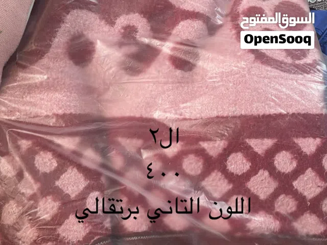 بطانيات مختلفة الالوان