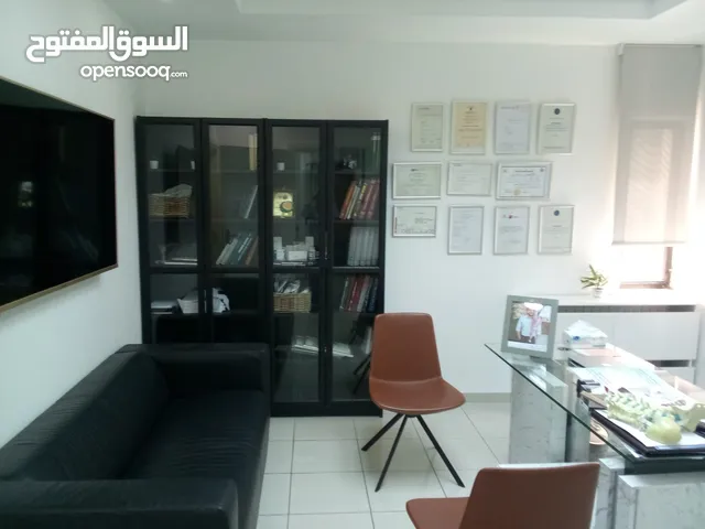 عيادة مفروشة فاخرة جدا وجاهزة للبيع بسعر مغري جدا