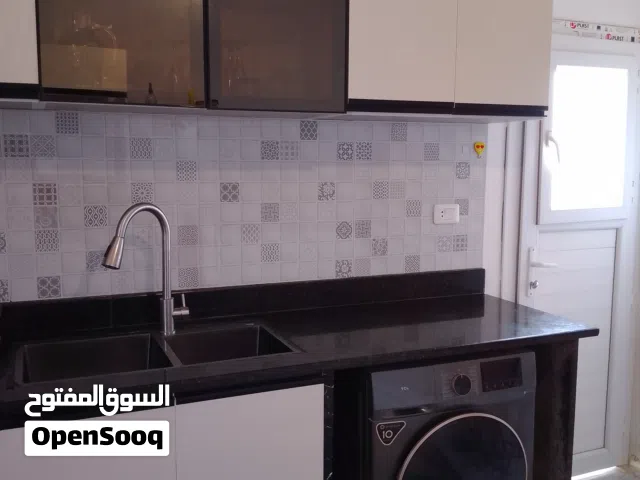 شقه للبيع شقه تتكون من ثلاثه غرف زوز حمامات واجهتين دور ارضي بير مشترك مساحه الشقه 120 تشطيب حديث. .