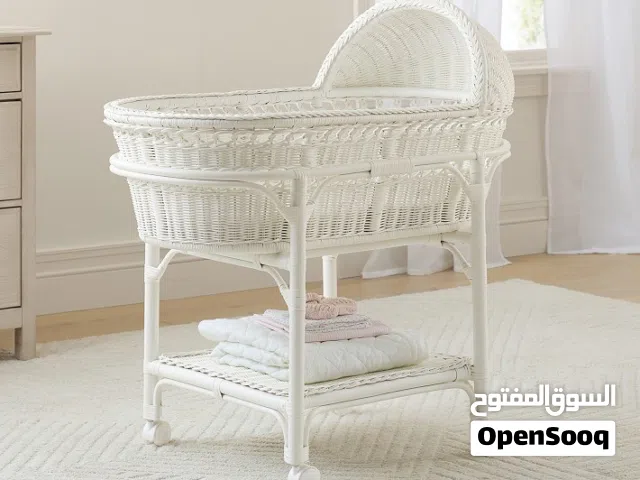 Pottery barn bassinet with mattress - منز اطفال من بوتري بارن