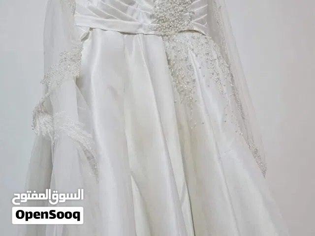 بدلة فستان زفاف راقيه وشبه جديده تماما استعمال اقل من ساعتين مرة واحده فقط
