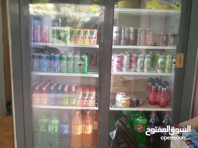 تلاجة كبيرة وكاونتر موضح في الصور