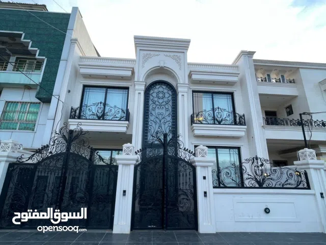 بيت للبيع في منطقة 32 بارك مساحة 200 م