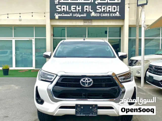 تويوتا هيلوكس SR5 فل تماتيك موديل 2024 اللون ابيض داخل احمر خليجي الفطيم