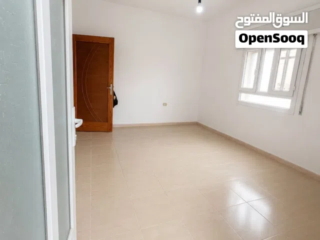 شقتين للايجار كل شقة 1500 داخل مبني  يحتوى على شقتين فقط طريق المطار جنب خزانات النفط