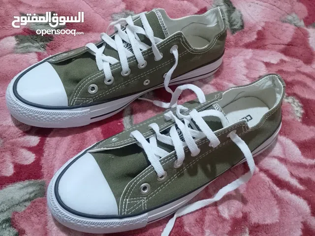 حذاء رجالي ماركه كونفرس صناعه امريكيه جديد بدون الكرتون لون زيتي مريج جدا وشيك يوجد مقاسات مختلفه