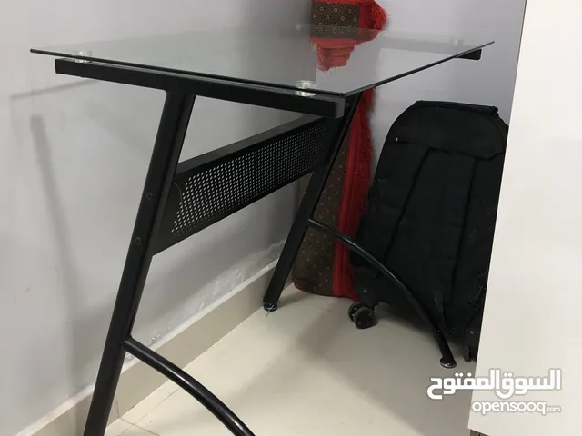 طاولة بسيط وخفيف بس زجاج شفاف...
