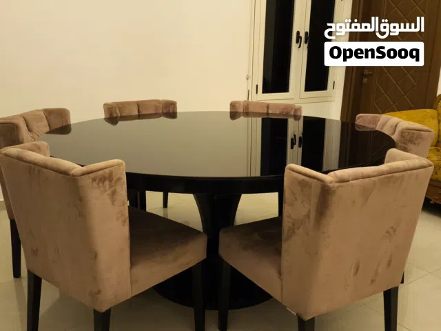 طاولة أكل دائرية الشكل