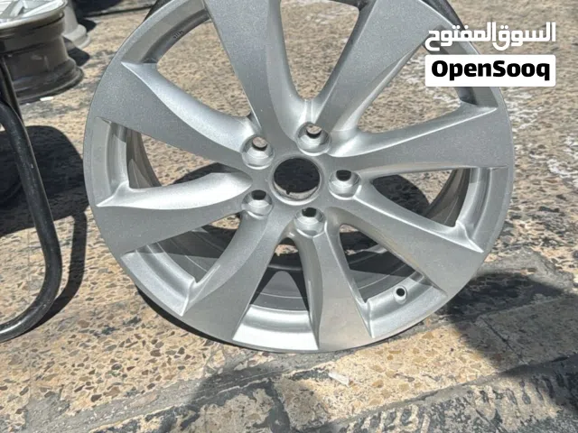 جنط  اصلي  18 للبيع او للبدل ع تلفون  ايفون  فقط