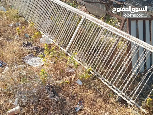 دربزين نوعين في نوع الحبه ب 15دينار وفي نوع الحبه ب 50 دينار حديد ثقيل ونظيف