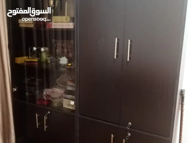 غرفة مكتب بحال الجديد للبيع خزانتين احداهما واجهة زجاجية ومكتب وكرسي مكتب للبيع